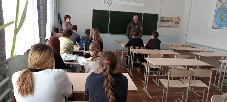 Урок Мужества проводит участник СВО Сергей Викторович Подшивалов..