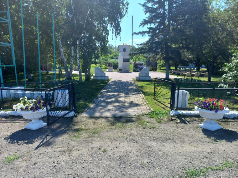 Наше участие в субботнике на мемориале..